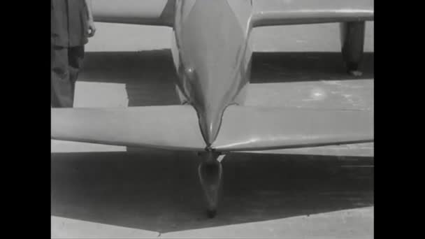 Een nieuw vliegtuig met een kleine motor — Stockvideo