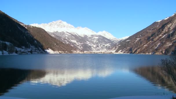 Horské jezero ve švýcarských Alpách — Stock video