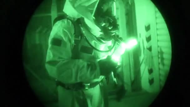 ภาพกลางคืนของผู้ชายในชุดอันตรายทางชีวภาพ — วีดีโอสต็อก
