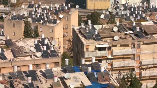 Bâtiments à Haïfa avec panneaux solaires — Video