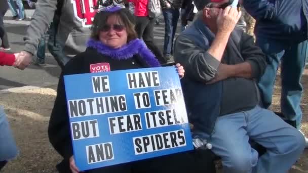 A woman holds a sign — Stock Video