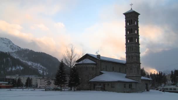 Церковь с большим шпилем — стоковое видео