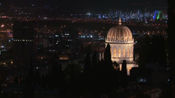 Stadt Haifa bei Nacht mit dem Baha 'i-Tempel — Stockvideo