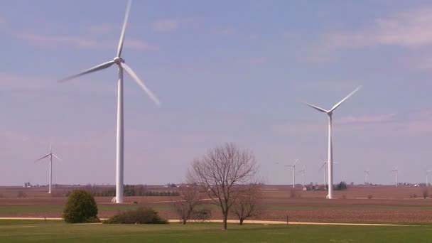 Molinos de viento generan energía — Vídeo de stock