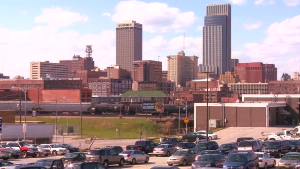 Panoramę miasta Omaha z ruchu pociągów — Wideo stockowe