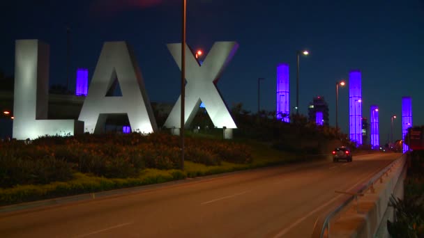 Coches pasan por el letrero de LAX — Vídeos de Stock
