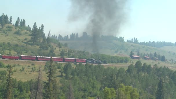 Поезда идут через горы — стоковое видео
