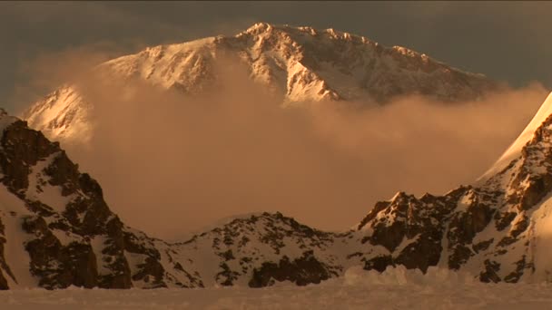 Denali με σύννεφα μπροστά στο ηλιοβασίλεμα — Αρχείο Βίντεο