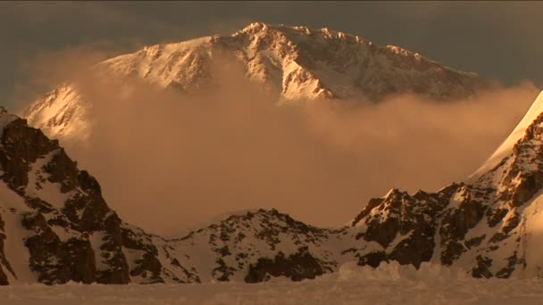 Denali con nubes delante al atardecer — Vídeo de stock