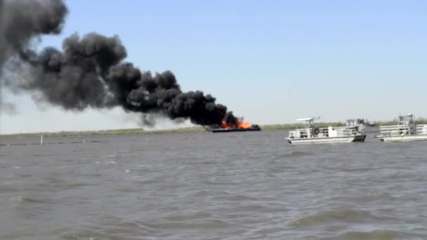 Спалювання судна в море — стокове відео