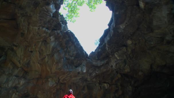 Maszáj harcos állandó egy barlangban, Kenya — Stock videók