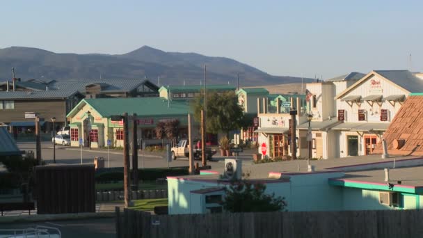 Een straat in de stad van Morro Bay — Stockvideo