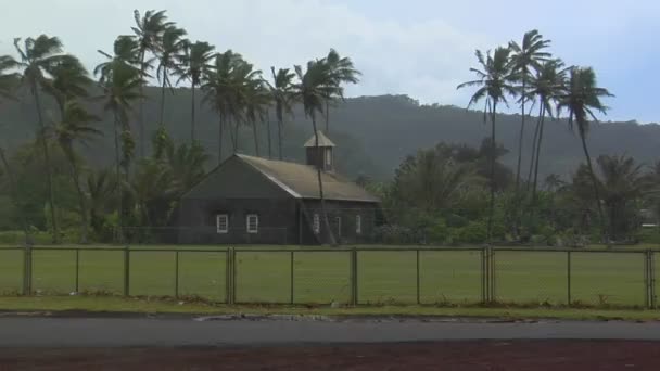 En kyrka står på en tropisk ö — Stockvideo
