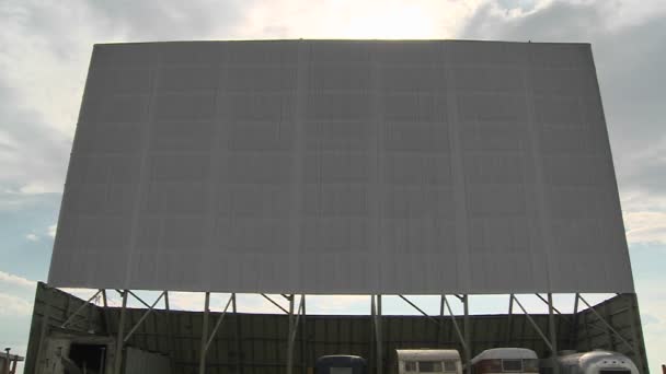 Wolken passeren over theater scherm — Stockvideo