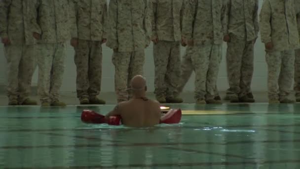 Морские пехотинцы учатся плавать и спасать — стоковое видео
