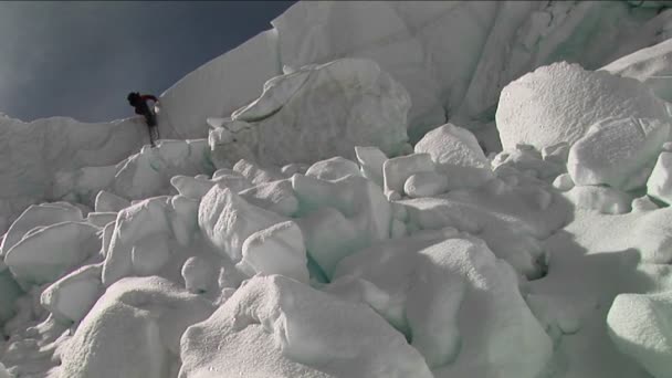 Bergsteiger klettert auf Serac — Stockvideo