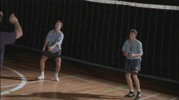 Los hombres juegan voleibol — Vídeo de stock