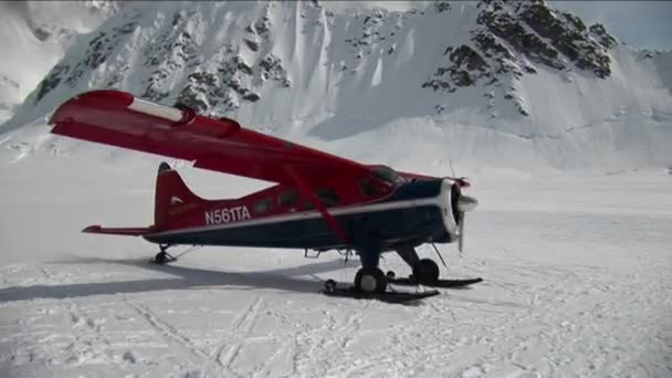 Avión despegando desde el glaciar — Vídeos de Stock