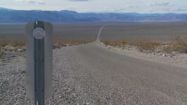 Auto-estrada atravessa o deserto — Vídeo de Stock