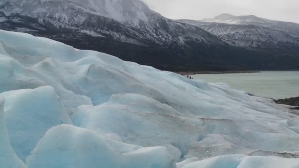 Glacier à travers des montagnes lointaines — Video