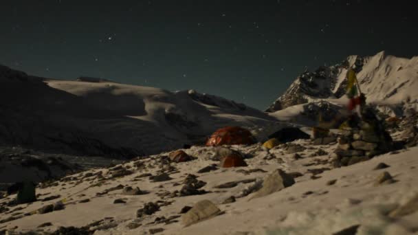 Namioty w basecamp jako zestawy księżyc — Wideo stockowe