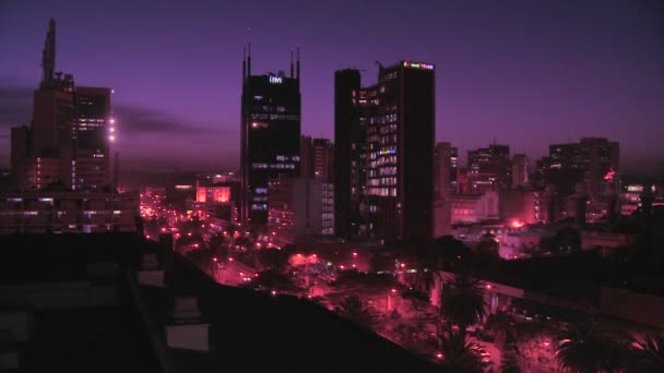 De skyline van Nairobi bij nacht — Stockvideo