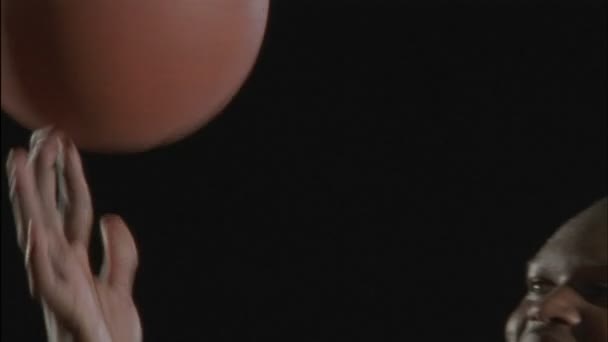 一个人旋转球 — 图库视频影像