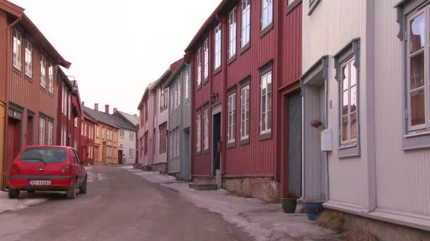 Bâtiments bordent les rues de la ville de Roros — Video