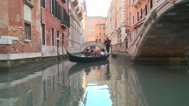 Una góndola remó a través del canal en Venecia — Vídeo de stock