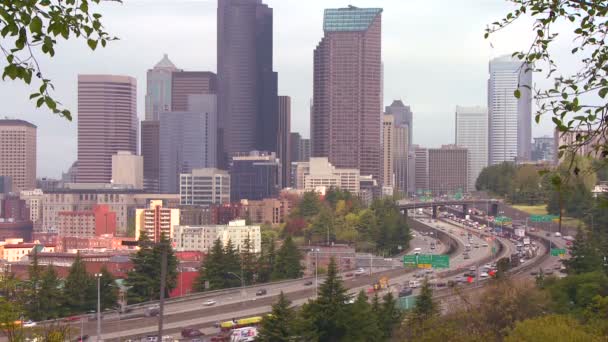 El tráfico se mueve a lo largo de la autopista hacia Seattle — Vídeo de stock