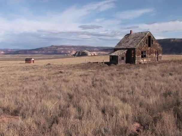 Granja abandonada en una pradera solitaria — Vídeos de Stock