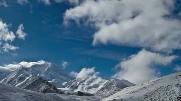 Las nubes se mueven por encima de Cho Oyu — Vídeo de stock
