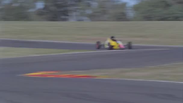 Carrera de coches de velocidad alrededor de un agudo — Vídeo de stock