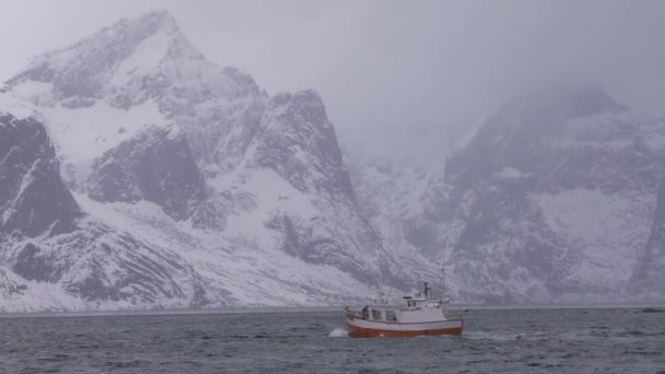 Barco de pesca se dirige al mar — Vídeos de Stock