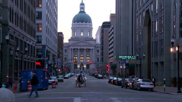 Eine Pferdekutsche fährt am Hauptstadtgebäude vorbei — Stockvideo