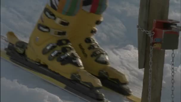 Skier rulează un curs de coborâre — Videoclip de stoc