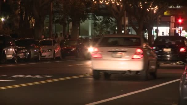 Un coche de policía conduce — Vídeo de stock