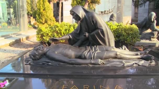 Esculturas en un cementerio sobre tumbas — Vídeos de Stock