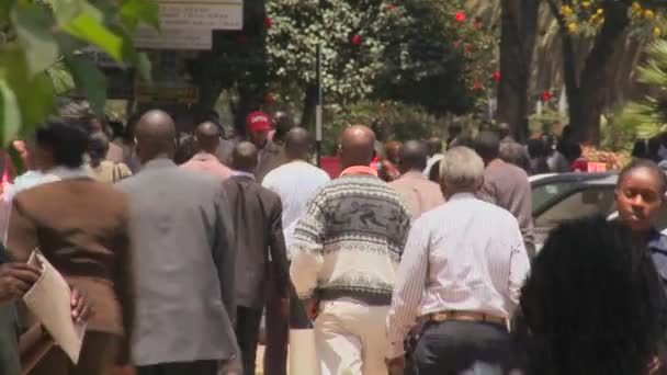 Gli africani camminano per le strade di Nairobi — Video Stock