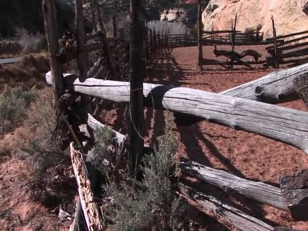 Деревянные балки старого загона — стоковое видео