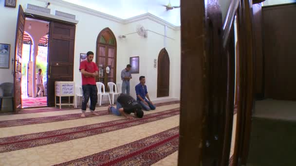Los musulmanes rezan dentro de una mezquita — Vídeos de Stock
