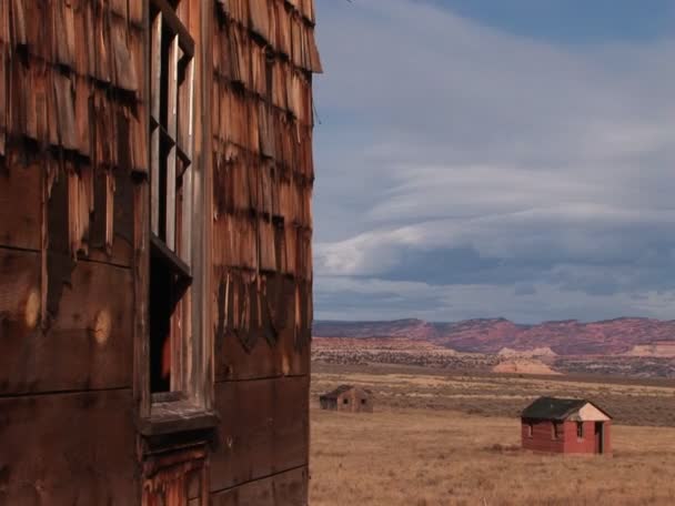 Casa abandonada una pradera solitaria — Vídeos de Stock