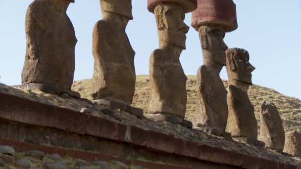 Estatuas de Isla de Pascua durante el día — Vídeo de stock