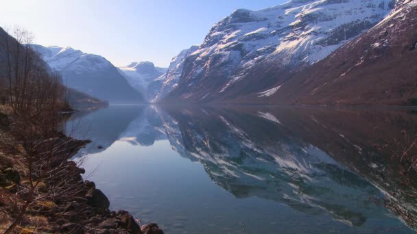 Fjord in Noorwegen met grote reflecties — Stockvideo