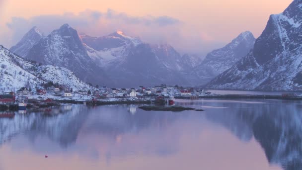 Naplemente felhők mögött egy falu a Lofoten-szigetek — Stock videók