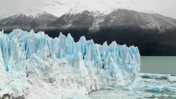 Glaciar masivo con montañas — Vídeos de Stock