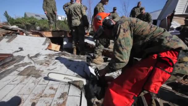 Marineinfanteristen durchsuchen zerstörte Häuser — Stockvideo