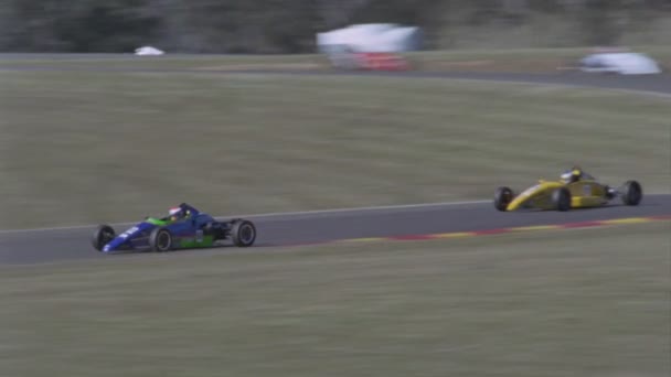 Carrera de coches de velocidad alrededor de un agudo — Vídeos de Stock