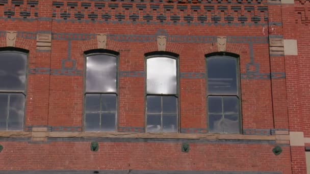 Antiguo edificio de la escuela roja — Vídeos de Stock