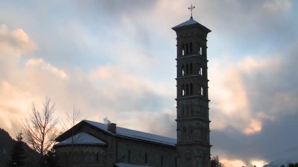 Bir kilise çan kulesi geçen bulutlar — Stok video